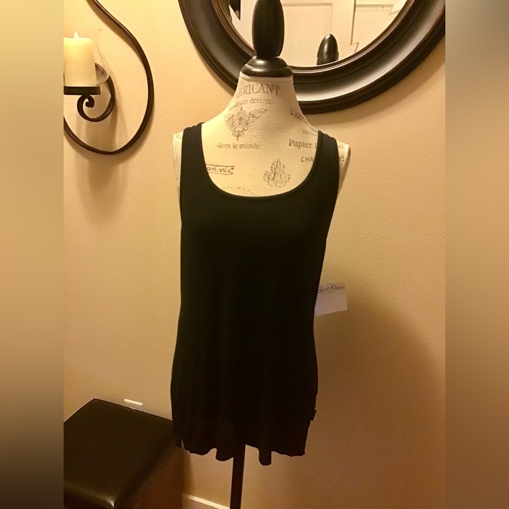 NWT CALVIN KLEIN SLEEPWEAR TOP. LOOKING FOR SOMETHING COOL & COMFY TO ZZZZ IN?💞